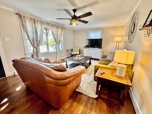 Smart TV - 3bd/1bth Hidden Gem, Fast Wifi, Outdoor Space (Eden)