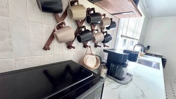 Coffee/tea maker, fridge, microwave, oven