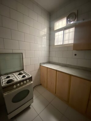 Familie appartement, uitzicht op stad | Privékeuken | Een koelkast/vriezer, een oven