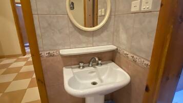 Căn hộ dành cho gia đình, quang cảnh thành phố | Phòng tắm | Vòi sen/bồn tắm kết hợp, dép đi trong nhà, khăn tắm