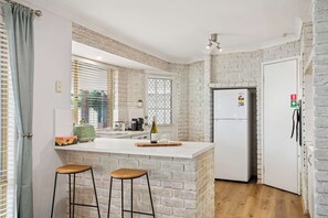 Fridge, microwave, oven, stovetop - Luxury 6 Bed Retreat | Ocean View |2 Living|500MBs (Joondalup)