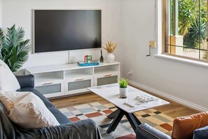 TV, offices - Luxury 6 Bed Retreat | Ocean View |2 Living|500MBs (Joondalup)