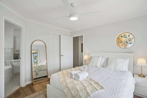 4 bedrooms, iron/ironing board, travel crib, WiFi - Luxury 6 Bed Retreat | Ocean View |2 Living|500MBs (Joondalup)