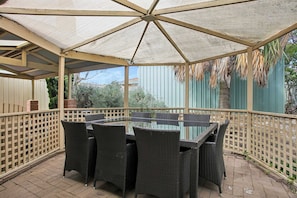 Outdoor dining - Luxury 6 Bed Retreat | Ocean View |2 Living|500MBs (Joondalup)