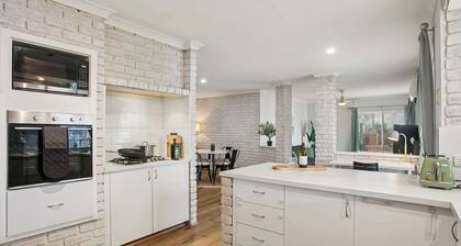 Luxury 6 Bed Retreat | Ocean View |2 Living|500MBs