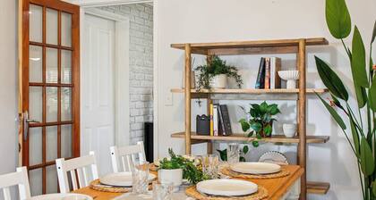 Luxury 6 Bed Retreat | Ocean View |2 Living|500MBs