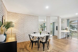 Dining - Luxury 6 Bed Retreat | Ocean View |2 Living|500MBs (Joondalup)