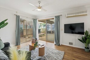 TV, offices - Luxury 6 Bed Retreat | Ocean View |2 Living|500MBs (Joondalup)