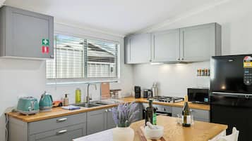 Coffee/tea maker, fridge, microwave, oven