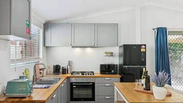 Coffee/tea maker, fridge, microwave, oven