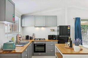 冷蔵庫、電子レンジ、オーブン、コンロ