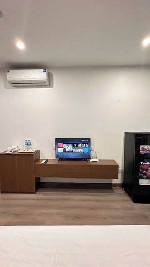 Desk, free WiFi - NQ Apartment (Hanoi)