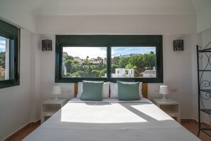 1 bedroom, iron/ironing board, WiFi, bed sheets - Bright apartment in a villa with heated swimming pool (Benalmádena)