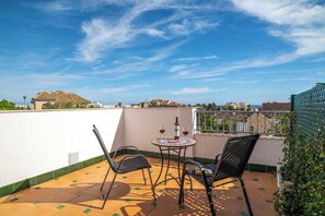 Outdoor dining - Bright apartment in a villa with heated swimming pool (Benalmádena)
