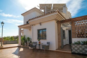Outdoor dining - Bright apartment in a villa with heated swimming pool (Benalmádena)