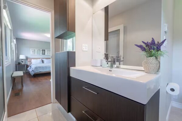 مكواة/لوح كي وواي فاي وملاءات أسرّة