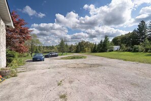 المنطقة المحيطة بالمنشأة