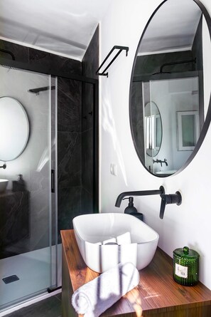 Shower, hair dryer, towels - Juderia Apartment private terrace & views. Manriquez (Cordoba)