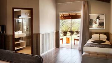 Eenvoudige kamer, uitzicht op tuin | Een kluis op de kamer, gratis wifi