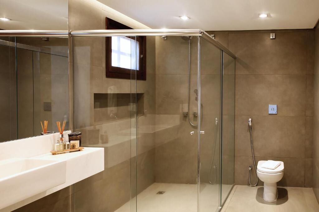 Secador de pelo, toallas, jabón, shampoo