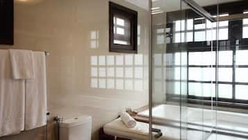 Comfort suite, uitzicht op tuin | Badkamer | Een haardroger, handdoeken, zeep, shampoo