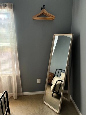 Iron/ironing board, WiFi, bed sheets