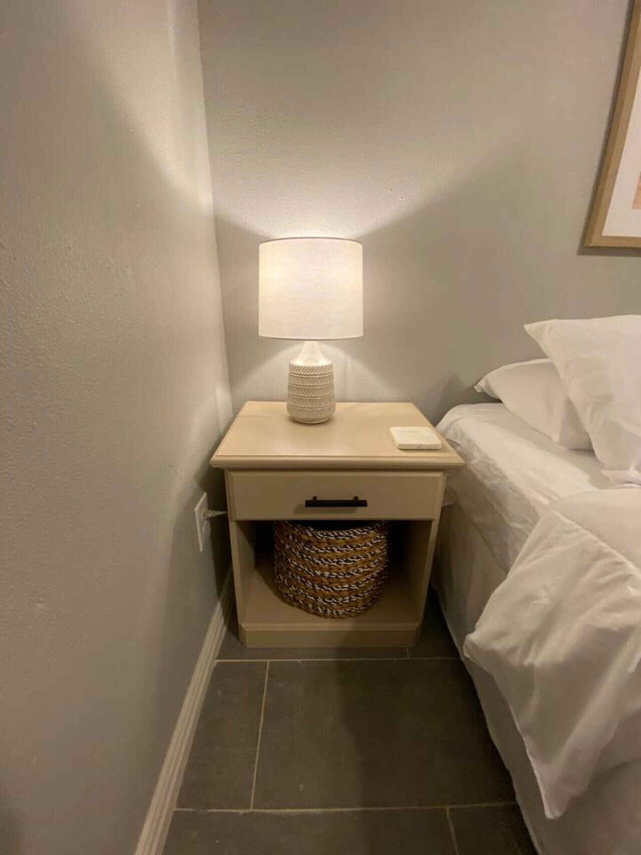 Desk, iron/ironing board, WiFi, bed sheets