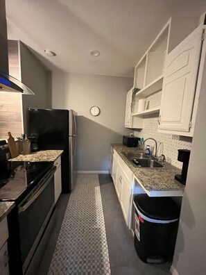 冷蔵庫、電子レンジ、オーブン、コンロ