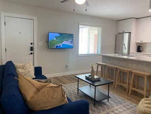 TV - Alluring Abode – Close to City Hotspots/Sleeps 4 (Dallas)