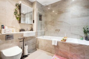 Een douche, een haardroger, handdoeken, shampoo