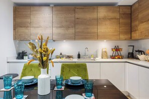Dining - 4-min walk to Train Stn • 20 min to Camden Town (Greater London)