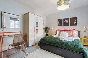 1 slaapkamer, een bureau, een strijkplank/strijkijzer, wifi