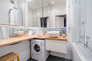 Free toiletries, hair dryer, towels, toilet paper - Kraków Suite: Balcony, Workspace — by Rentujemy (Kraków)