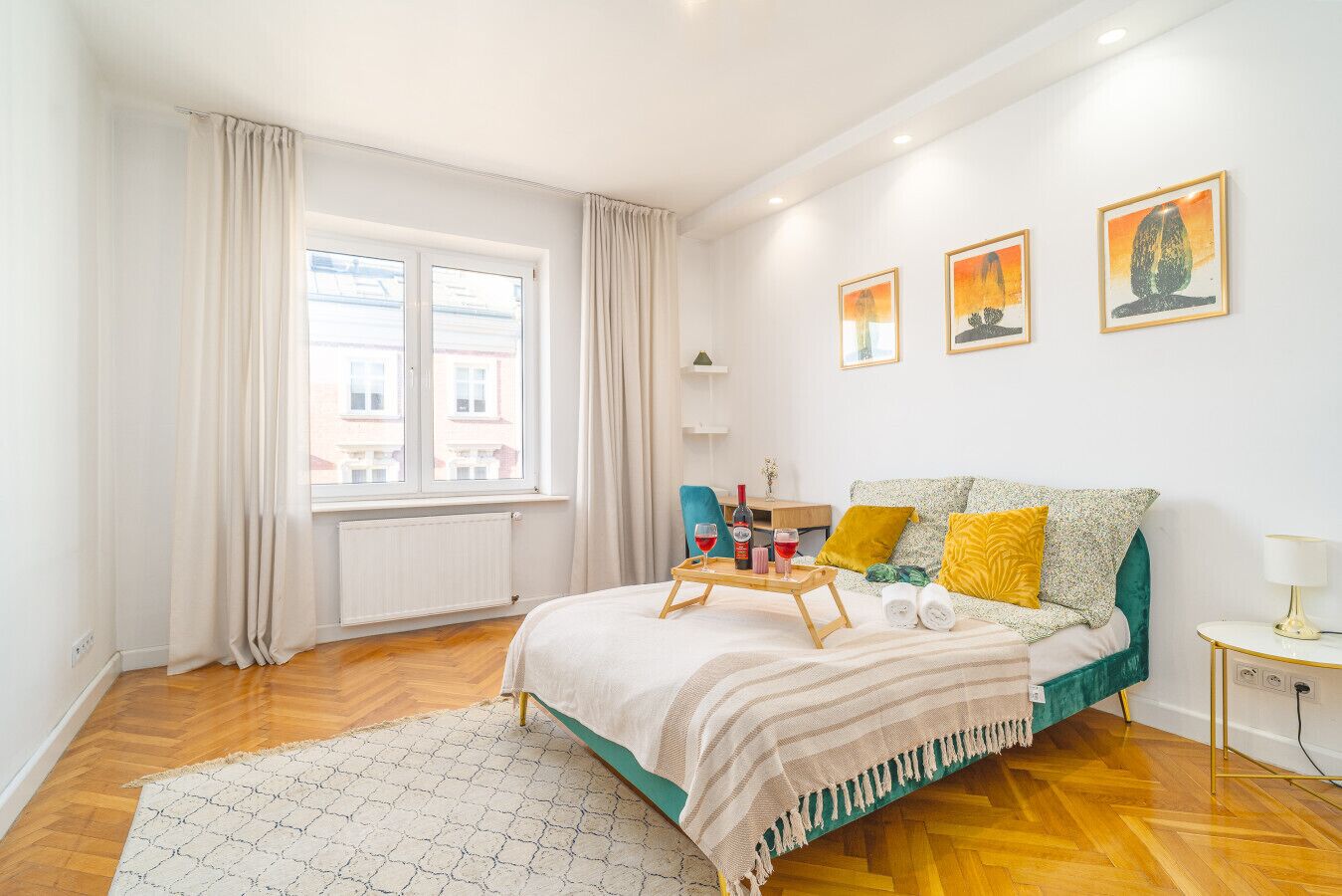 Desk, iron/ironing board, WiFi, bed sheets