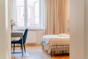 Escritorio, tabla de planchar con plancha, wifi y ropa de cama 
