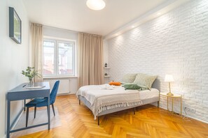 Desk, iron/ironing board, WiFi, bed sheets - Kraków Suite: Balcony, Workspace — by Rentujemy (Kraków)