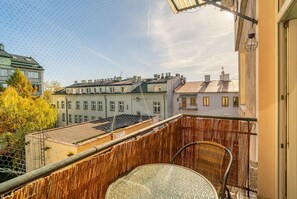 Property grounds - Kraków Suite: Balcony, Workspace — by Rentujemy (Kraków)