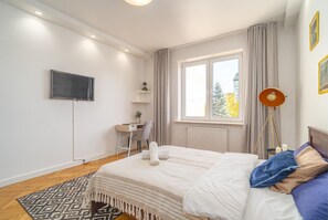 Escritorio, tabla de planchar con plancha, wifi y ropa de cama 