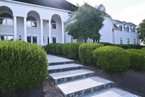 Exterior - Luxurious 9-Bedroom Mansion with Bridal Suites in Lexington, Kentucky. (Lexington)