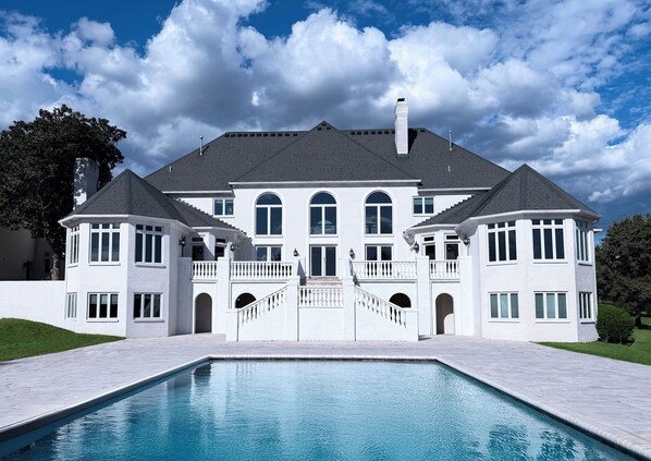 Pool - Luxurious 9-Bedroom Mansion with Bridal Suites in Lexington, Kentucky. (Lexington)