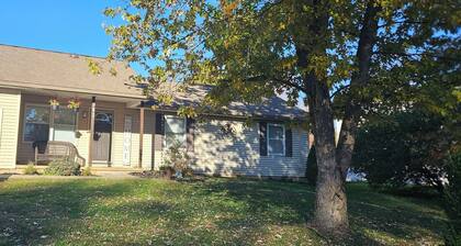 Charming 3-bedroom home Fence for Pets 6 miles to IU