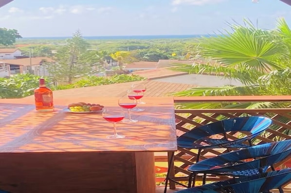 Outdoor dining - Heaven Caribbean Garden: breeze&sea (Savaneta)