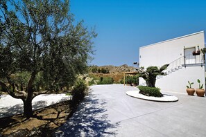 المنطقة المحيطة بالمنشأة