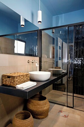 Shower, free toiletries, hair dryer, bidet
