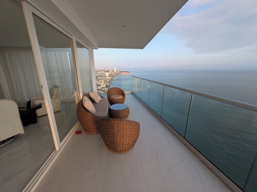 On the Ocean Spacious 4-bedroom wholefloor condo in gorgeous Manta w fitness, AC