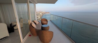 On the Ocean Spacious 4-bedroom wholefloor condo in gorgeous Manta w fitness, AC