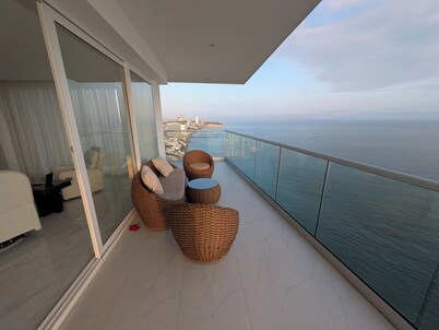 On the Ocean Spacious 4-bedroom wholefloor condo in gorgeous Manta w fitness, AC