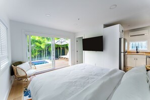 4 bedrooms, iron/ironing board, free WiFi, bed sheets - -LUXURIOUS 4 Bd, 3.5 Bth off DUVAL-OLD TOWN-Modern, Pool/hot tub-Separate Studio (Key West)