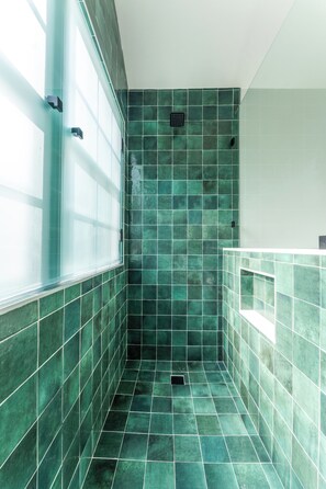 Dusche, Haartrockner, Handtücher, Toilettenpapier