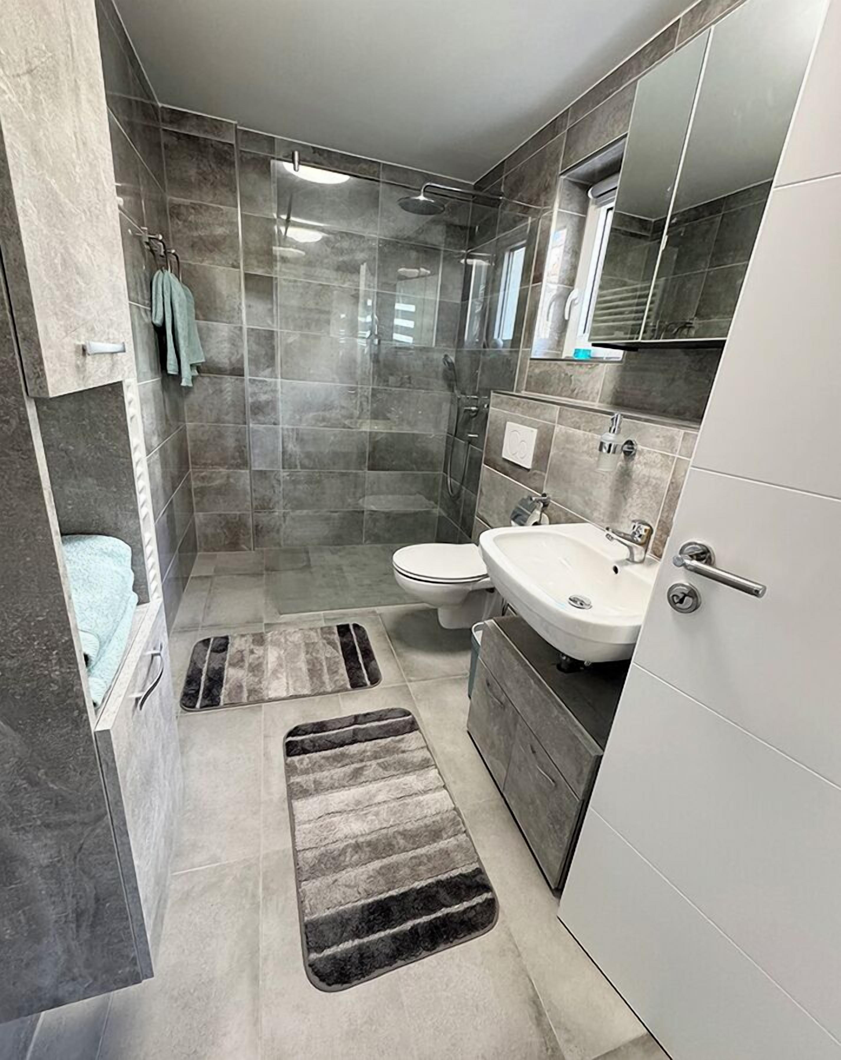 Haartrockner, Handtücher, Seife, Toilettenpapier